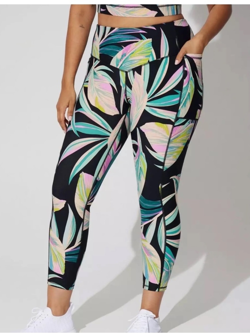 Torrid Black Tropical Performance Core Crop Active Leggings - New - Size 28 (5)